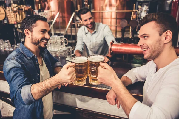 Vänner i Pub — Stockfoto