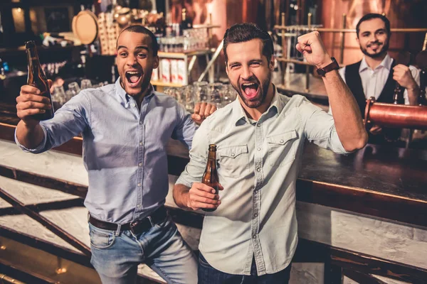 Amigos en el pub — Foto de Stock