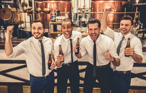 Amigos en el pub — Foto de Stock