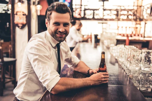 Biznesmen w pubie — Zdjęcie stockowe