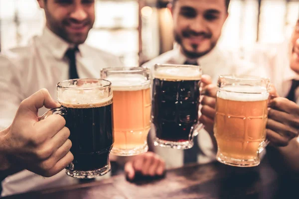 Vrienden In Pub — Stockfoto