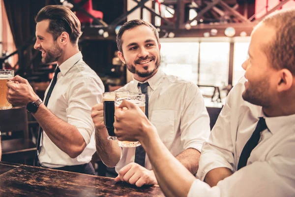 Vrienden In Pub — Stockfoto