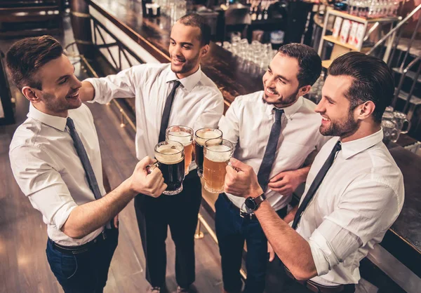 Vrienden In Pub — Stockfoto