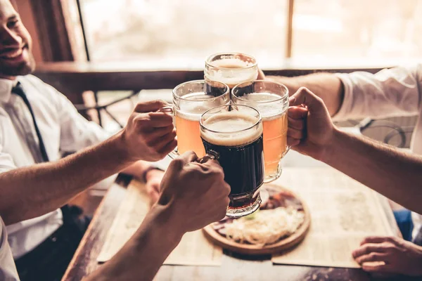 Amigos en el pub — Foto de Stock