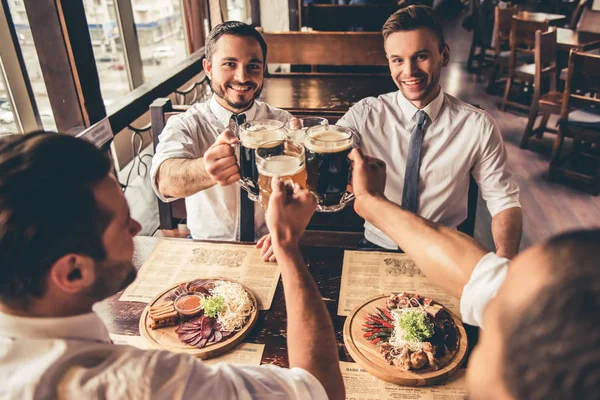 Amigos en el pub —  Fotos de Stock