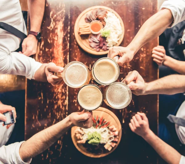 Vrienden In Pub — Stockfoto