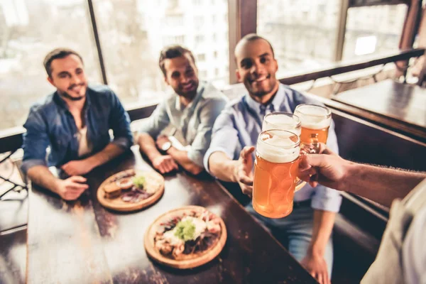 Vrienden In Pub — Stockfoto