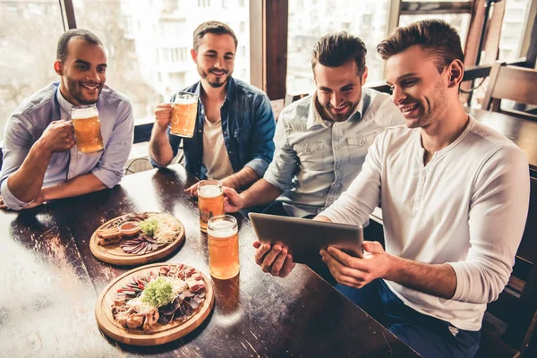 Vrienden In Pub — Stockfoto