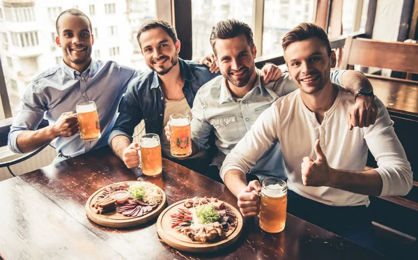 Vrienden In Pub — Stockfoto