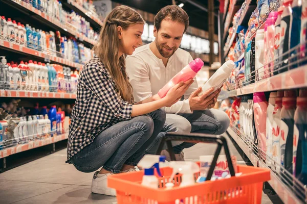 Familia en el supermercado — Foto de Stock