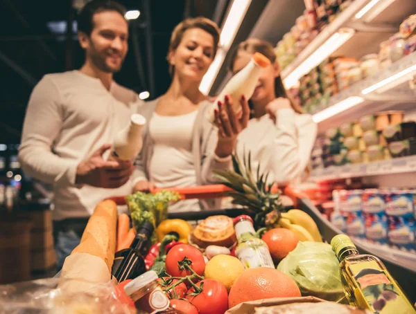 Family at the supermarket — Stock Photo, Image