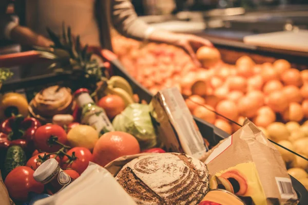 Femme au supermarché — Photo