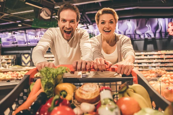 Famille au supermarché — Photo