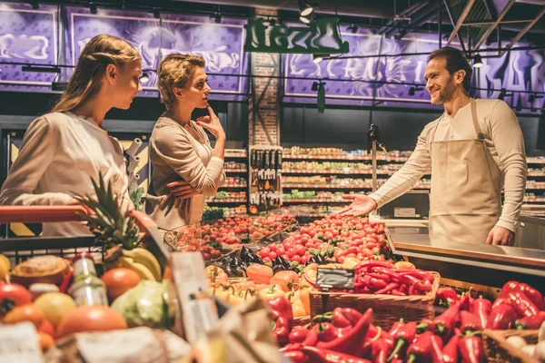 Family at the supermarket — Stock Photo, Image