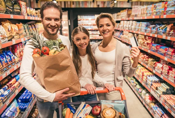 Familj i snabbköpet — Stockfoto