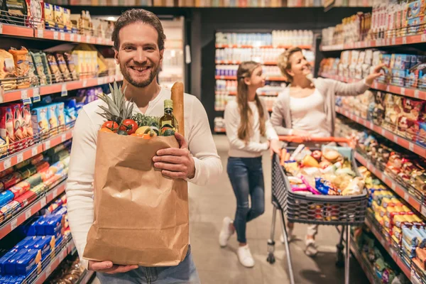 Familia en el supermercado — Foto de Stock