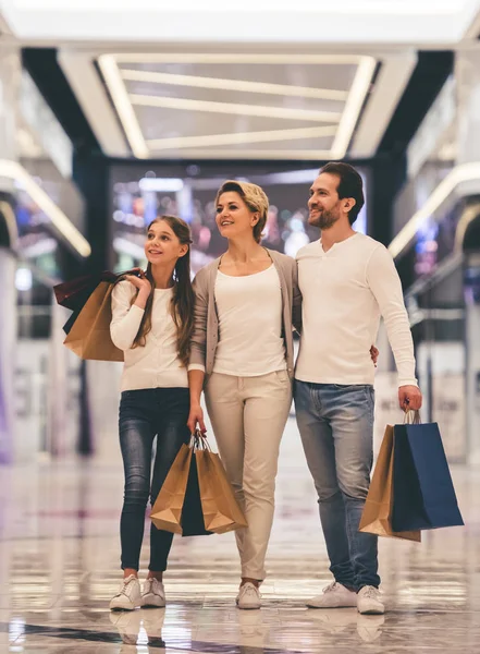 Familie doet boodschappen — Stockfoto