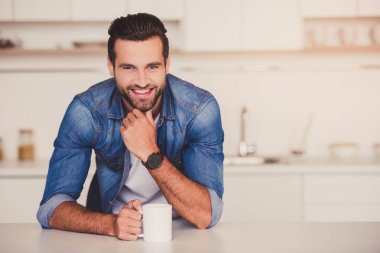 yakışıklı bir adam mutfakta