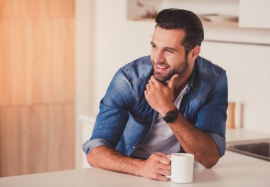 yakışıklı bir adam mutfakta