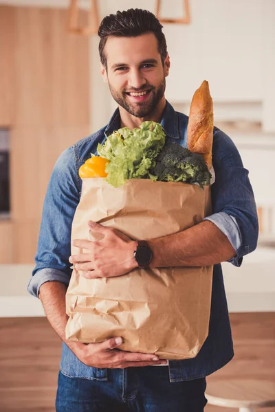 Schöner Mann in der Küche — Stockfoto