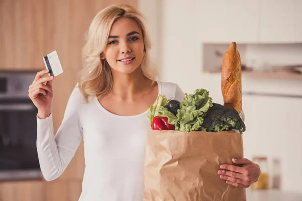 Paar in der Küche — Stockfoto