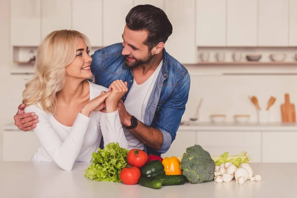 Casal na cozinha — Fotografia de Stock