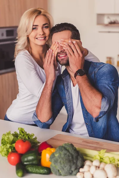 Paar in keuken — Stockfoto