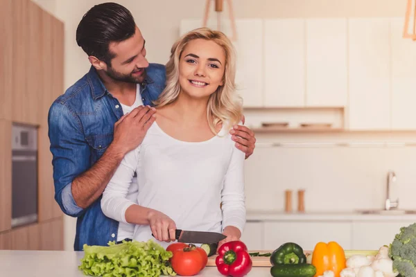 Schönes Paar kocht — Stockfoto