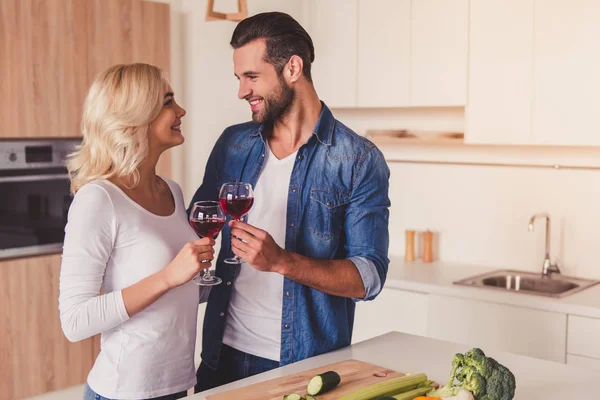 Schönes Paar kocht — Stockfoto