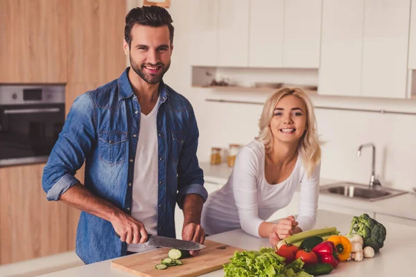 Yemek güzel Çift — Stok fotoğraf