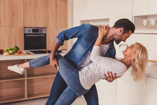 Casal na cozinha — Fotografia de Stock