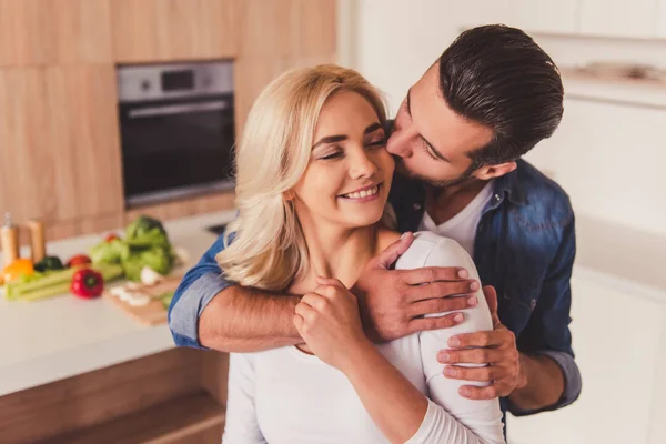 Casal na cozinha — Fotografia de Stock