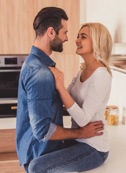 Couple in kitchen — Stock Photo, Image