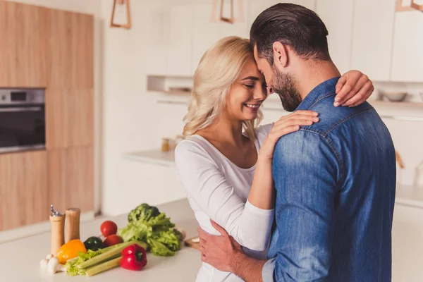 Casal na cozinha — Fotografia de Stock