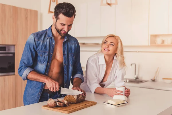 Par i köket — Stockfoto