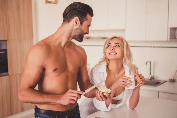 Couple in kitchen — Stock Photo, Image