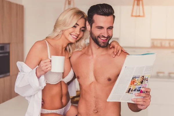 Couple in kitchen — Stock Photo, Image