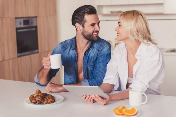 Paar in keuken — Stockfoto