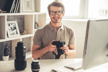 Yakışıklı genç fotoğrafçı