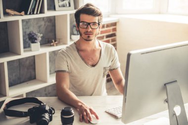 Yakışıklı genç fotoğrafçı