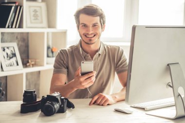 Yakışıklı genç fotoğrafçı