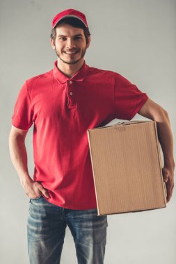 Yakışıklı genç teslimat işçi