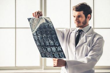 yakışıklı genç bir doktor