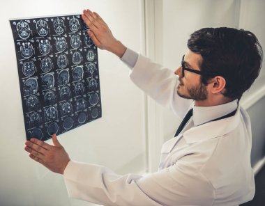 yakışıklı genç bir doktor