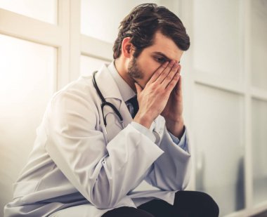 yakışıklı genç bir doktor