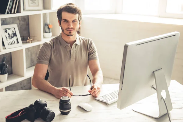 Hermoso joven fotógrafo — Foto de Stock