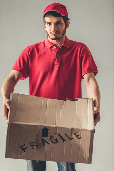 Hermoso joven trabajador de reparto —  Fotos de Stock