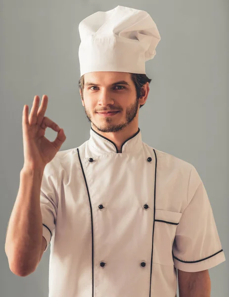 英俊的年轻厨师 — 图库照片