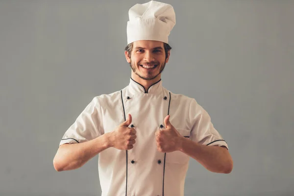 Bonito jovem cozinheiro — Fotografia de Stock