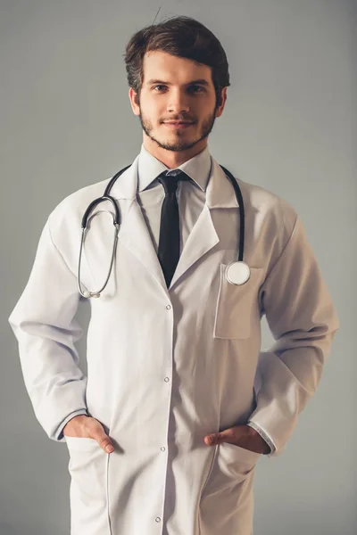 Όμορφος νέος γιατρός — Φωτογραφία Αρχείου